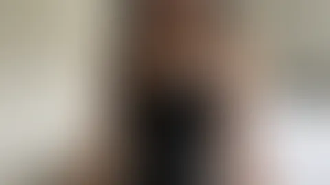 Guck mich an – komplett bereit und absolut willig. Schieb mir deinen S*****z tief in den Mund, f**k mir die Kehle bis