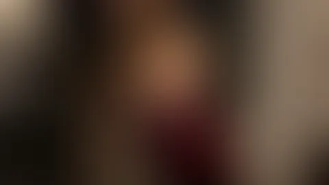 Guck mich an… ich warte darauf dass du kommst und mich nimmst. Drück mich runter, mach mir die Beine breit und f**k