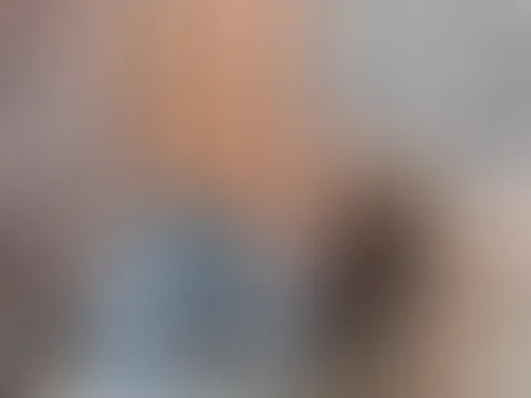 Oben ohne. Die Hose hoch oder ganz runter?