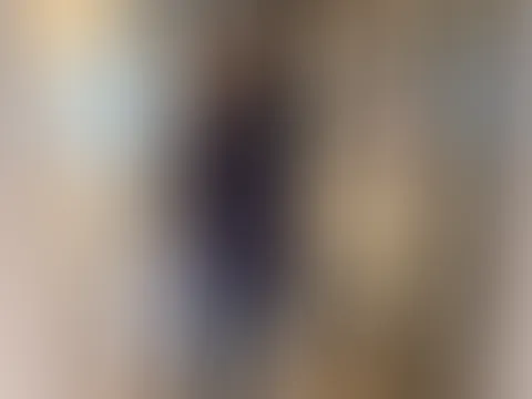 Heute gibt's Lila, Overknees und Lederhandschuhe für Dich. Der Rest spielt sich in deiner Fantasie ab.