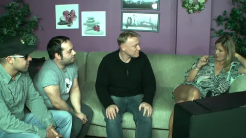 3 Freunde f**ken statt langweiliger Fernsehabend