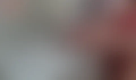 Meine Füße mit glänzend blauen Nägeln streifen langsam über dich, leicht und verspielt. Jede Berührung kribbelt, macht dich neugierig... und ich genieße genau dieses Spiel 😏