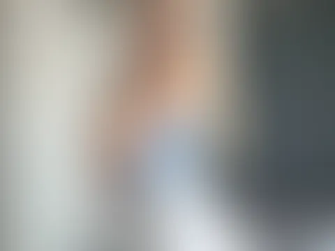 Ich habe heute diese Jeansshorts getragen... und jetzt bin ich mir unsicher, ob sie zu freizügig oder genau richtig sind. Zu kurz? Zu gewagt? Oder würdet ihr gern sehen, was darunter ist...? 💭 Ehrlic