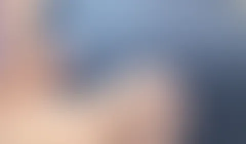 Umkleide in Lederhose und Playboy Höschen