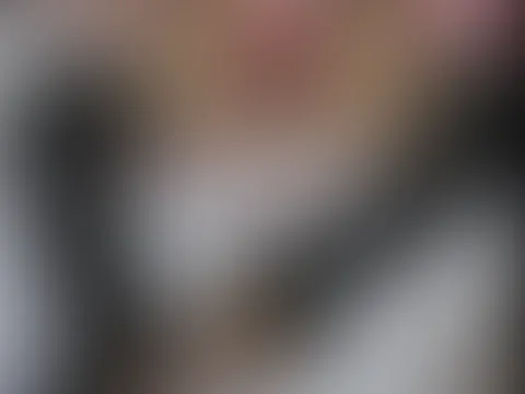 Ich mache es mir mit einem geilen Pinken Vibrator und trage dabei meine Lack Overknees! Sonst bin ich komplett nackt wöhrenddessen knete ich noch meine Titten🥵😜😏
