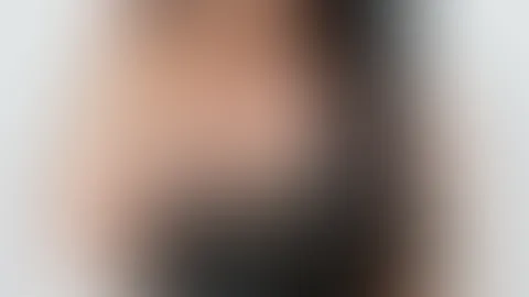 Ein Kuss für dich 💋 Wo möchtest du den Kuss denn hinbekommen? Du darfst dir gerne eine Stelle aussuchen😏