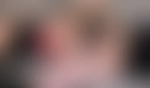 Entspannt auf dem Sofa ein b****n