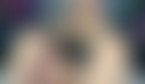 Geile milf besorgt es sich beim p***o schauen