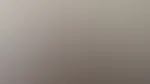 Nacktes Dehnen – ganz tief rein… in die Bewegung 😏 Ich dehne mich langsam, nackt, und du darfst jede Position sehen – jede Falte, jeden Zentimeter meiner Haut. Besonders dazwischen… ganz offen. Finde