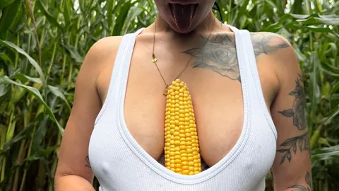 Action in a maize field… A maize cob between my breasts 😏