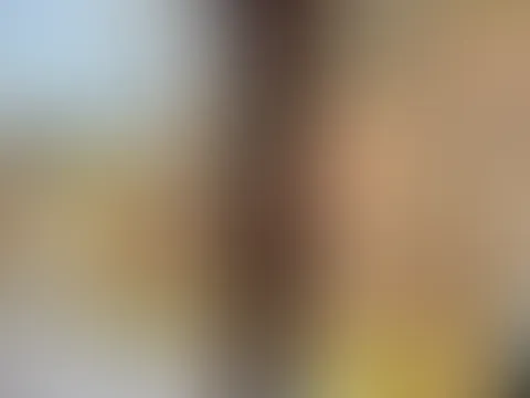 Ich stehe nur in Netzstrumpfhose und Highheels an der riesigen Fensterfront und zeige am hellichten Tag allen meine nackte Vorderseite