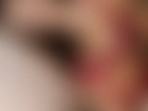 Fotos in der Wohnung in roten Dessous