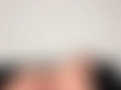 Heute wird’s ein bisschen intensiver… aber ich halte mich noch zurück 😉 Manchmal reicht ein Blick, um die Fantasie anzukurbeln 😏 Wenn du mehr willst… du weißt, wo du mich findest 🔥