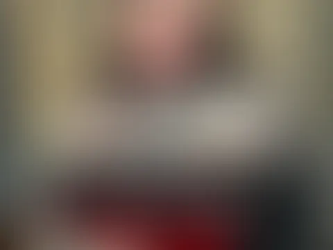 Ich knie hier… Mund auf, P***y tropfnass… und warte nur auf dich 🥵