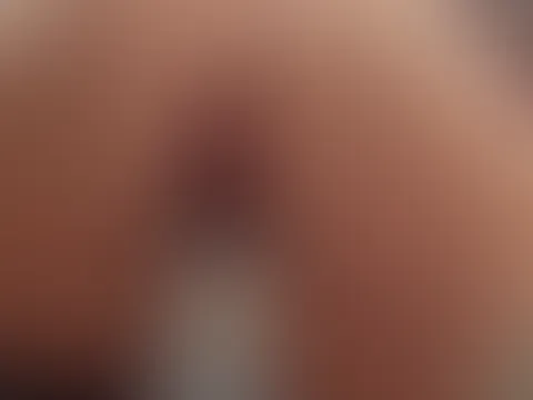 Auf unserem Balkon, unter uns das Büro vom Chef, links und rechts von uns andere Familien😜 Aber ich glaube keiner hat uns bemerkt 😃 Schön den Dildo in meine F***e gerammt …(Video 3:12min)