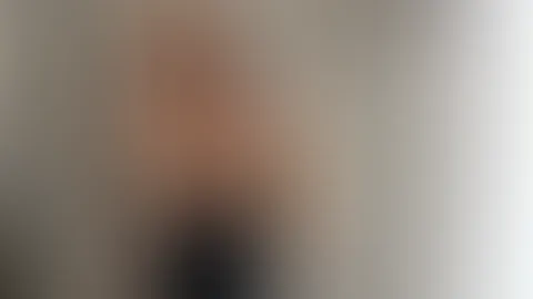 Kleid an für den Anstand. Strapse drunter für dich. 🔥