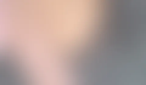 Zarte Elfe trägt rosa Feinstrümpfe halterlos und rosa hellen Wetlook Body