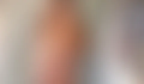 Hey du. :)   Ich war gerade auf den Weg in die Dusche, aber alleine ist das langweilig, also hab ich mir meine Kamera geschnappt, damit du dabei zusehen kannst, wie ich meine heißen Kurven schön einse