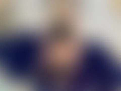 In der Hotellobby ausgezogen