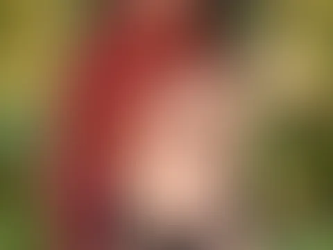 Rotkäppchen auf dem Weg zum bösen Wolf, bereit sich in die dunklen Versuchungen des Waldes zu stürzen. 🌹🔥