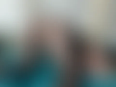 Was sagst du denn zu meiner neuen Strumpfhose? Geiles Muster oder? Stell dir nur vor, wie mein A***h darin aussehen würde, wenn ich das Höschen weglasse 😜 schreib mir dafür