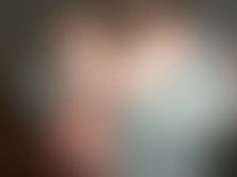 Viel zu große Titten im viel zu kleinem Tshirt😱💦🥵
