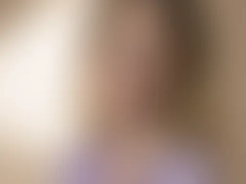 Zwischen Licht und Schatten warte ich auf dich… ein Blick, der mehr verspricht als tausend Worte. Meine Lippen schweigen, doch mein Körper erzählt leise von Sehnsucht. Komm näher… vielleicht findest d