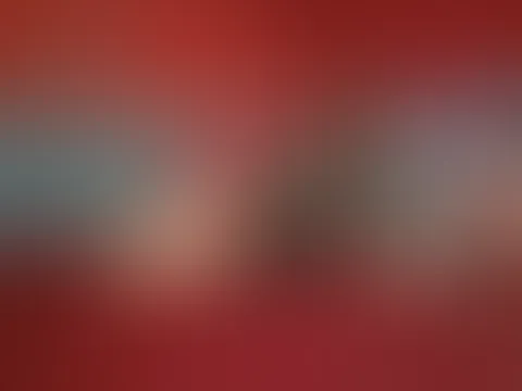 Im gemütlichen Schein des Lichts lag ich bekleidet in einem kleinen Schwarzen mit tiefen Auschnitt und dazu passenden High Heels auf meinem Bett 🔥 Dabei blitzt ein wenig meine blanke P***y hervor 😜 