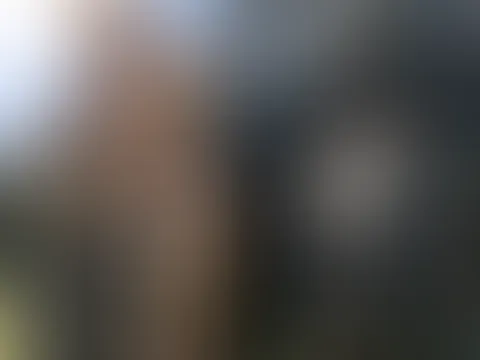 Die Jana möchte beim Shooting immer Actionfotos machen - entweder ganz hoch hinauf oder irgendwo runterspringen! Irgendwie auch echt geil oder? Achja Jana ist im neuen erotischen Landmaschinenkalender