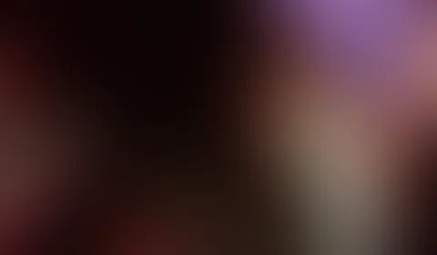 OMG! Mein Kumpel F**KT mich Doggy! Ob wir noch Freunde sind? Ich liege da nichts ahnend, mit meinem Handy in der Hand kommt er an und befummelt mich, steckt mir seinen S*****z in den Mund, f**kt mich