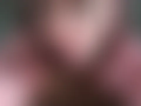 Man sagt ja, die Zunge ist der stärkste Muskel... 😉👅 Willst du mal herausfinden, was ich sonst noch so drauf habe? 😏🔥