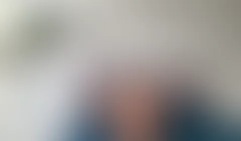 Ihre großen, natürlichen Brüste wippen, während sie einen S*****z schluckt und sich die Klitoris schlägt.