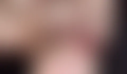 Ich möchte dich an meinem letzten Sexchat teilhaben lassen, dieser war ziemlich versaut. Ich habe mich wirklich ausgiebig befummelt, mir auf die Titten gespuckt und beide Lustlöcher gefingert! Dann ka
