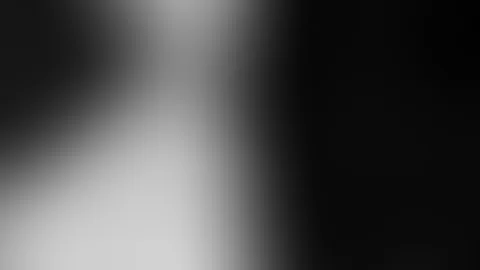 Licht auf der Haut, Schatten im Blick… 🖤✨