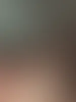 Ganz schön feucht hier😮💨… glaubst du zwischen meinen Beinen sieht es genauso aus?😏 komm und find es heraus babe👅
