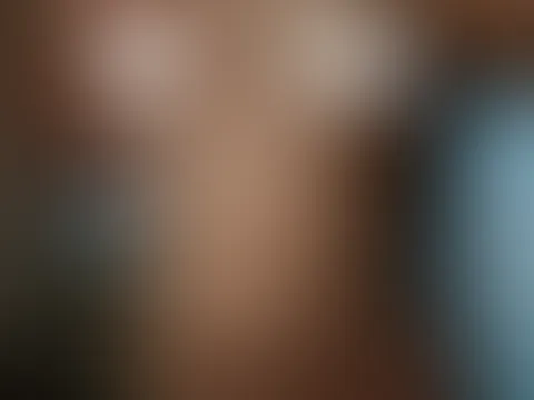 Gepiercte Teeny-Titten wollen Ans Tageslicht đ