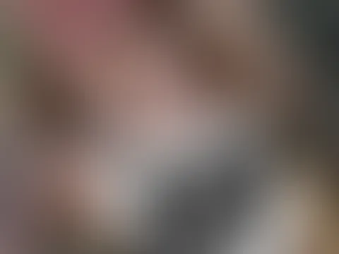 Er TrĂ€gt latexhandschuhe und fasst mich anđ„”