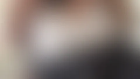 Erwischt im Zoom-Call! 🤫🔥 Eigentlich wollten wir nur kurz sprechen... ausgerechnet mit dem Kollegen, bei dem die Chemie schon seit Wochen knistert. 🫣 Die Blicke wurden intensiver, die Zeit verging 