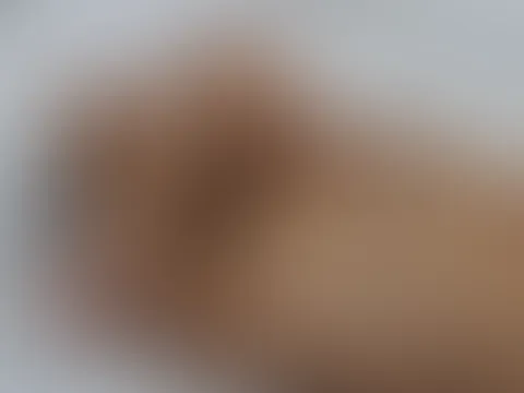 Ich bin eine Frau, die ihren Körper so akzeptiert, wie er ist. Dazu gehören auch meine unrasierten Achselhaare und meine natürlichen Schamhaare. Ich verstecke sie nicht und ich passe mich nicht an Erw