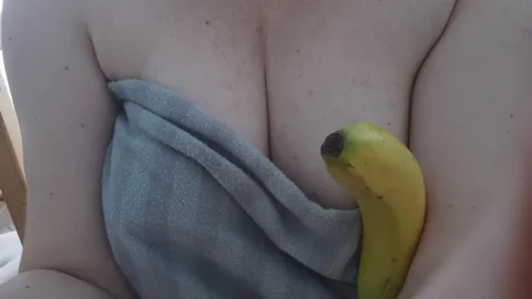Nasses Spiel mit einer Banane