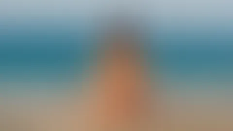 Das Meer rauscht zu meinen Füßen, die Sonne streift meine Haut, und ich weiß, dass ich selbst von hier aus deine Aufmerksamkeit auf mich ziehen kann.