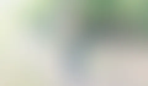 Beim P*****n umgefallen 🤣🤷🏻♀️ Beim outdoor p*****n heute wollte ich mich bequem an den Zaun anlehnen beim p*****n. Doch es kam wie es kommen musste. Der Zaun hat nachgegeben und ich bin beim pinke