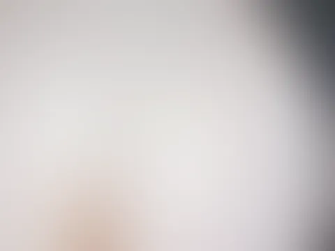 Eigentlich bin ich noch müde, aber deine sanften Streicheleinheiten haben mich geweckt und nass gemacht… Ich richte mich auf und strecke mich dir entgegen… Ich gebe mich hin und du nimmst mich doggy u