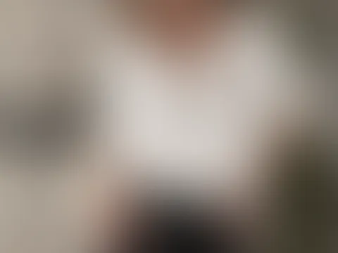 Ich ziehe meinen schwarzen Mini für dich aus.