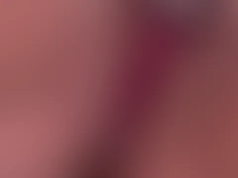 Oh wow! Ich bin plötzlich geil geworden und musst es mir unbedingt selbst machen. Also schnappe ich mir schnell meinen Satisfyer und mache es mir damit. Nahaufnahme von meiner P***y mir zuckenden Orga