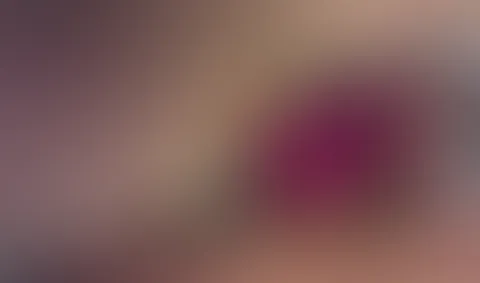 Teen Lana spielt mit ihren Toys