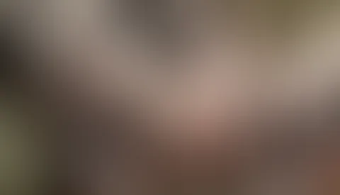 Hier im Video fingere ich mich in meinem BDSM-Kostüm. Ganz ohne Hösschen. Man sagt ja, weniger sei mehr haha. Gefilmt wird von unten und vorne. So siehst du meine junge enge M****i optimal. Stell dir