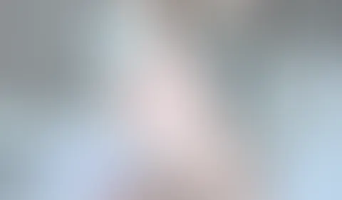 Zimmermädchen spielt mit einem Vibrator