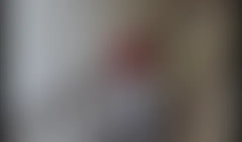 Ich kann es einfach nicht mehr halten. Ich muss so dringend p**sen, aber ich darf einfach nicht. Mein Herr hat es mir verboten. Und dann passiert es. In aller Öffentlichkeit p**se ich mir mitten im Tr