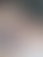 Hier spritze meine Milch aus meinen nackten Brüsten